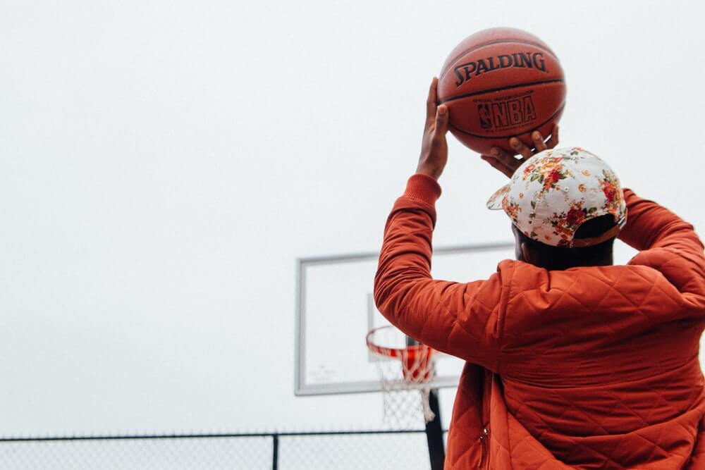 melakukan shooting dalam permainan bola basket dapat dilakukan dengan cara